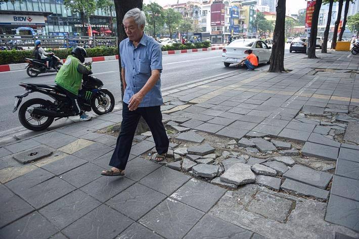 Ngày 16/3 sẽ báo cáo tình trạng lát đá vỉa hè trên địa bàn Hà Nội.
