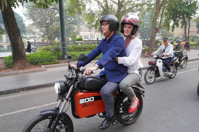 Dat Bike sau 4 năm bị "vùi dập" trên Shark Tank: Được Chính phủ Anh chọn vào dự án tài trợ 11,8 triệu bảng, tài tử Game of Throne "PR" miễn phí - Ảnh 4.