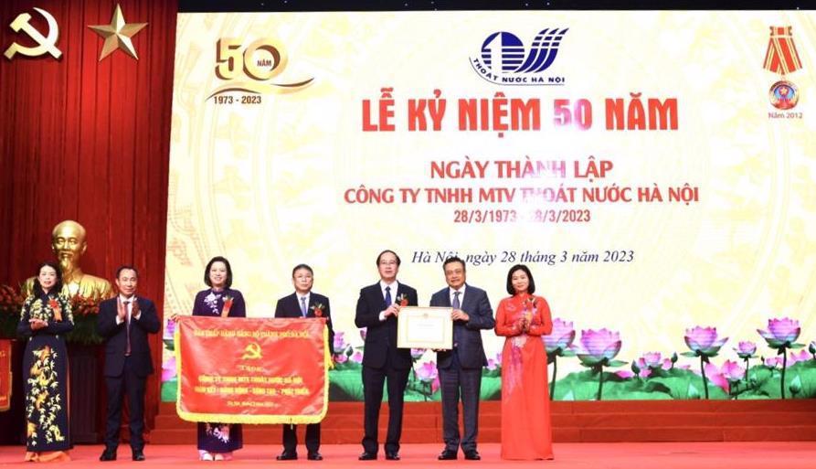 Phó Bí thư Thường trực Thành ủy Nguyễn Thị Tuyến và Chủ tịch UBND thành phố Trần Sỹ Thanh trao Bức trướng của Ban Chấp hành Đảng bộ TP với dòng chữ 