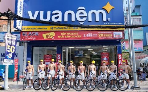 Chuỗi đệm lớn nhất Việt Nam từng gây xôn xao vì "chiêu" đưa nam nhân cởi trần diễu phố nay báo lỗ to nhất 5 năm - Ảnh 1. Chuỗi đệm lớn nhất Việt Nam từng gây xôn xao vì "chiêu" đưa nam nhân cởi trần diễu phố nay báo lỗ to nhất 5 năm - Ảnh 1.