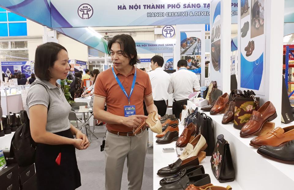 Doanh nghiệp Hà Nội giới thiệu sản phẩm da giầy xuất khẩu cho các đối tác tham dự Vietnam EXPO 2023 . Ảnh: Hoài Nam