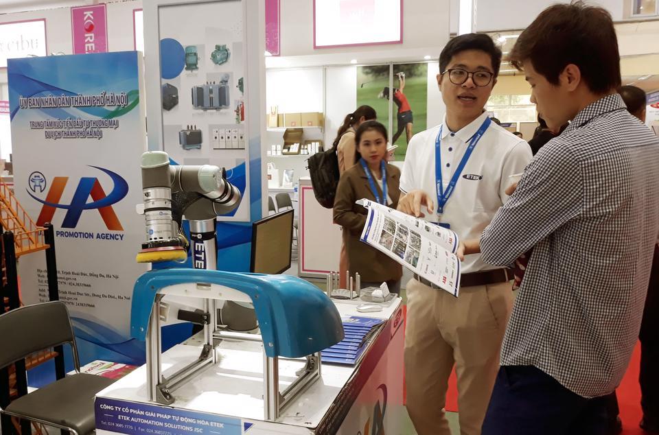Công ty Công ty cổ phần giải pháp tự động hóa ETEK giới thiệu dây chuyền sản xuất máy bán hàng tự động tại Vietnam EXPO 2023. Ảnh: Hoài Nam