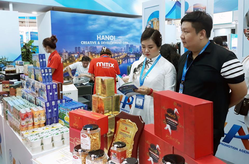 Doanh nghiệp Hà Nội quảng bá sản phẩm nông sản đã qua chế biến tới các doanh nghiệp tại Vietnam Expo qua đó mở rộng thị trường xuất khẩu. Ảnh: Hoài Nam