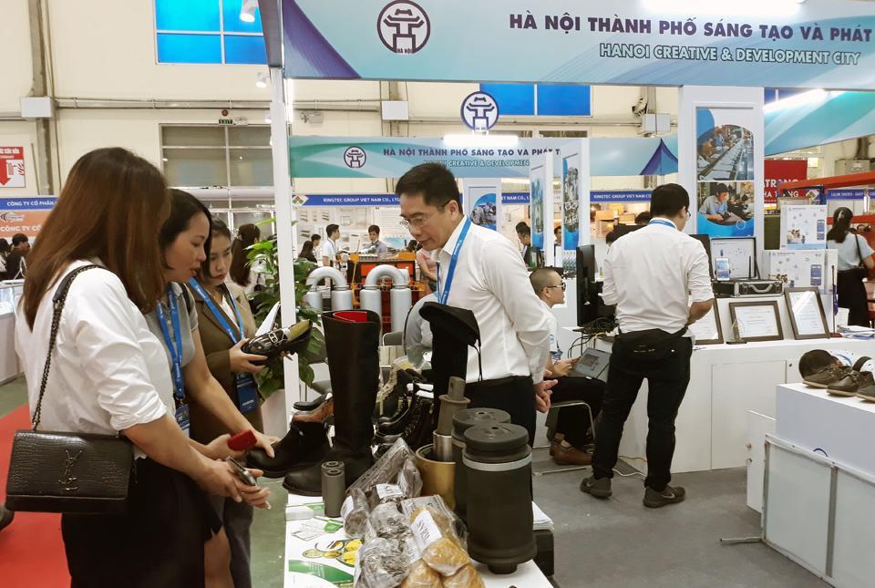 Doanh nghiệp giới thiệu sản phẩm của TP Hà Nội đạt tiêu chuẩn xuất khẩu tới đối tác tại Vietnam EXPO 2023. Ảnh: Hoài Nam