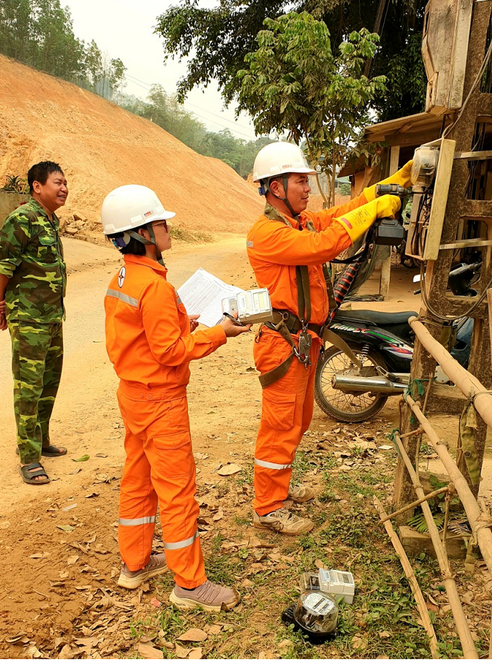 Công nhân ngành điện đang tập trung nguồn lực thay thế công tơ cơ khí sang công tơ điện tử có chức năng đo xa