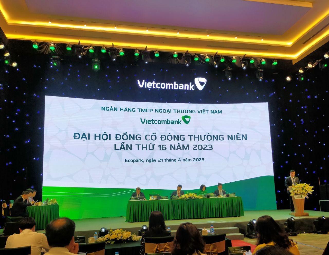 ĐHĐCĐ Vietcombank: Dự kiến trích 21.680 tỷ đồng chia cổ tức năm 2022, đã trình Chính phủ chủ trương nhận chuyển giao bắt buộc 1 TCTD - Ảnh 1.