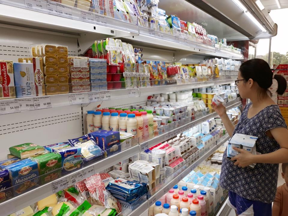 Người tiêu dùng mua hàng khuyến mại giảm giá tại siêu thị BRG Mart. Ảnh: Hoài Nam