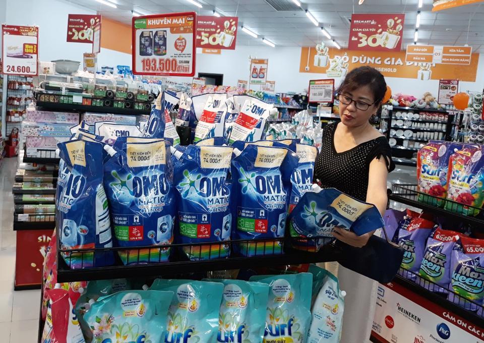 Người tiêu dùng mua hàng khuyến mại giảm giá tại siêu thị BRG Mart. Ảnh: Hoài Nam