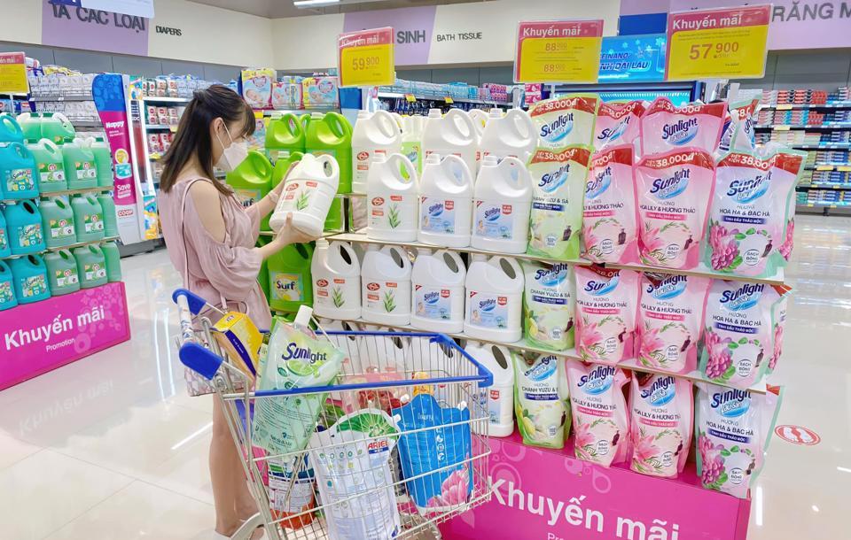 Người tiêu dùng mua hàng khuyến mại giảm giá tại siêu thị Co.op Mart. Ảnh: Hoài Nam