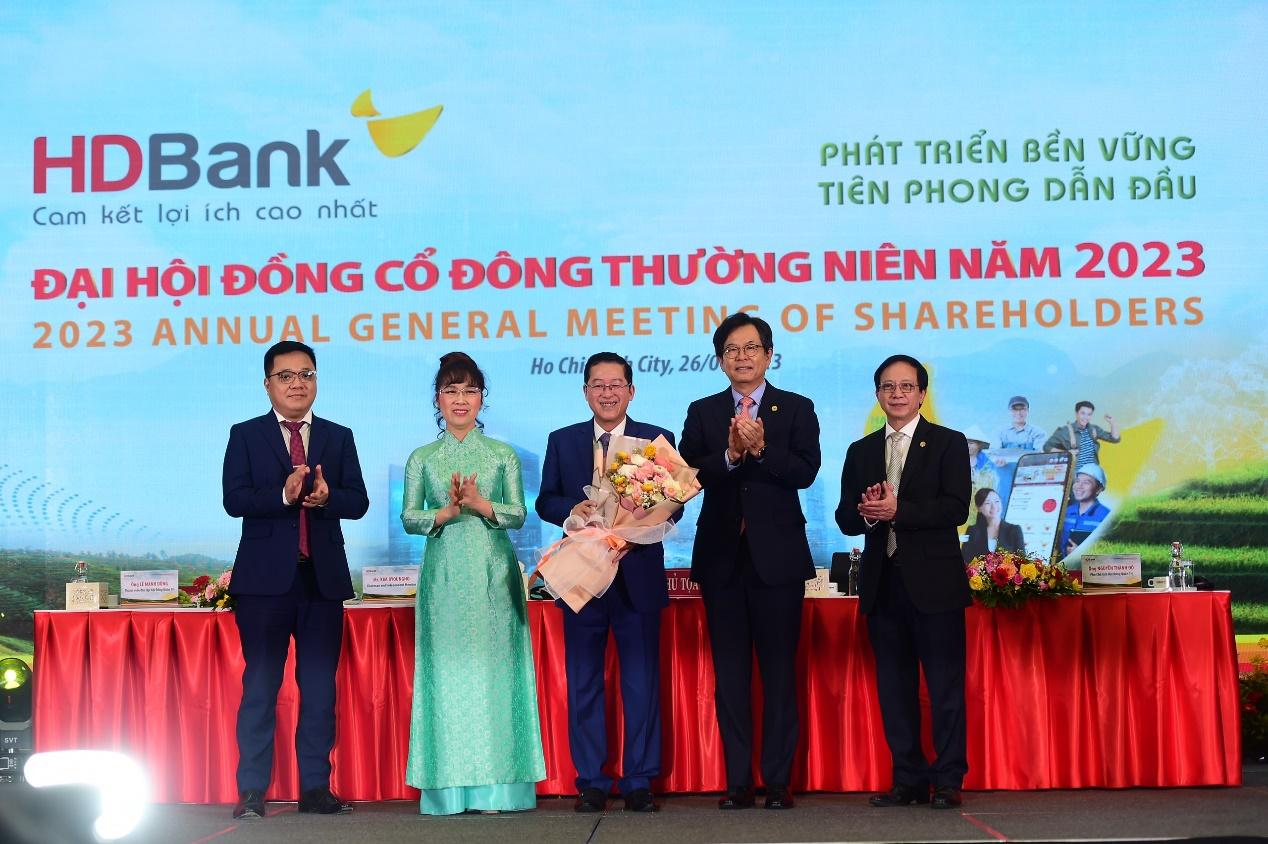 Chủ tịch HĐQT HDBank nói gì với cổ đông, nhà đầu tư trong kỳ ĐHCĐ 2023? - Ảnh 3. Chủ tịch HĐQT HDBank nói gì với cổ đông, nhà đầu tư trong kỳ ĐHCĐ 2023? - Ảnh 3.