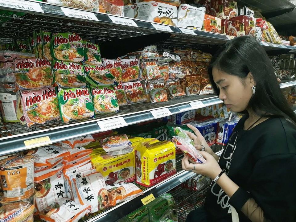 Hàng Việt bầy bán tại hệ thống siêu thị Cole tại TP Brisbane (Úc). Ảnh: Hoài Nam