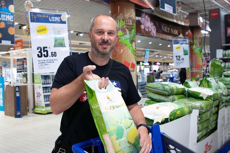 Người tiêu dùng Pháp lựa chọn sản phẩm Cơm Việt Nam Ricedo Tập đoàn Lộc Trời bầy bán tại đại siêu thị Carrefour Part Dieu (Pháp). Ảnh: Hoài Nam
