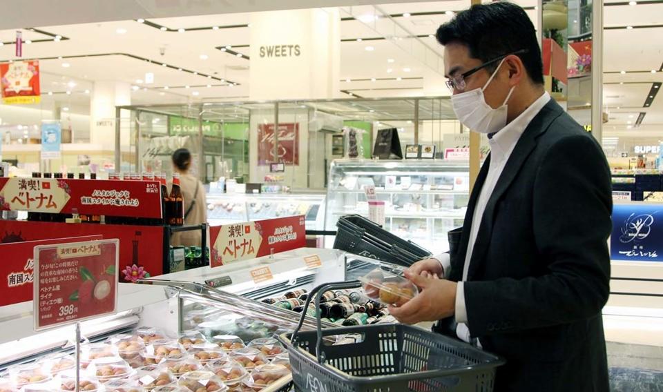 Người tiêu dùng Nhật Bản mua vải thiều Việt Nam bày bán tại hệ thống siêu thị AEON. Ảnh: Nguồn Bộ Công Thương