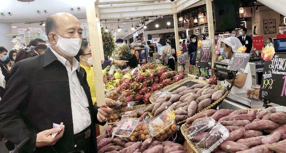 Người tiêu dùng Nhật Bản mua hàng nông sản Việt bầy bán tại hệ thống siêu thị AEON. Ảnh: Nguồn Bộ Công Thương