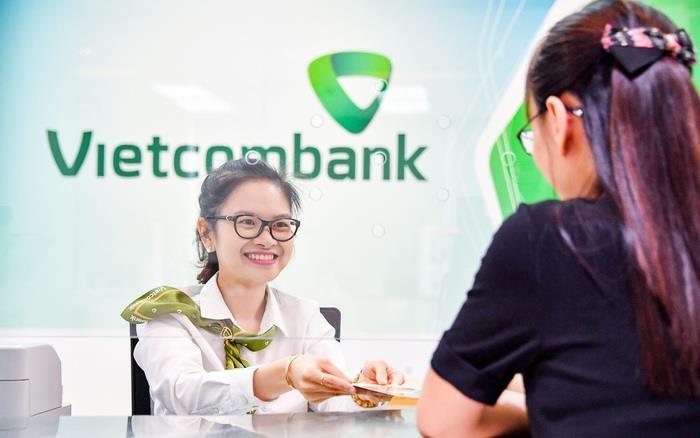 10 công ty đại chúng hiệu quả nhất 2023: Vietcombank soán ngôi vương từ Vinhomes, 3 ông lớn Hòa Phát, Masan và Thế giới Di động rời top 10 - Ảnh 1.