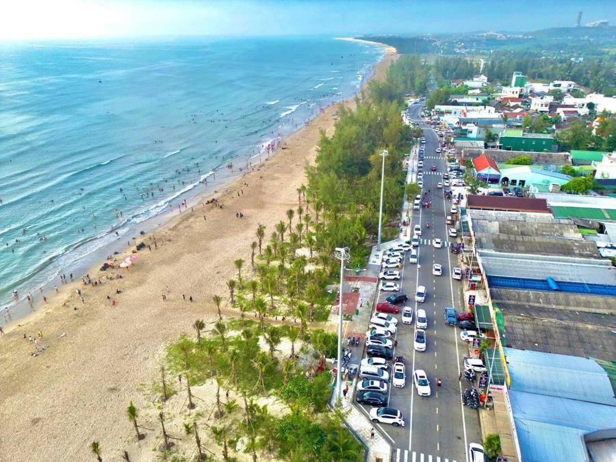 Khu đất thực hiện dự án Khu tổ hợp thương mại dịch vụ Riverside Mỹ Khê nằm ở ven biển Mỹ Khê. 