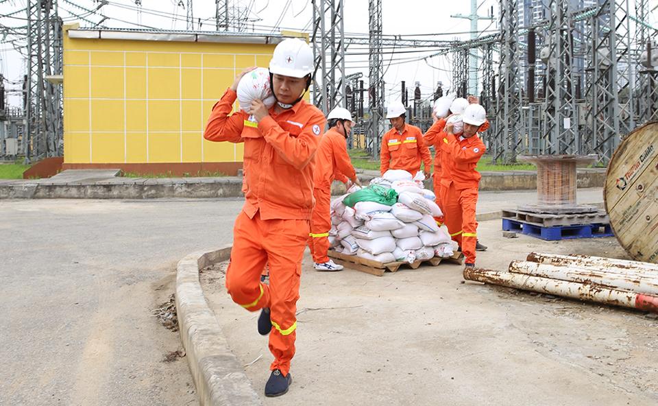 Công nhân ngành điện diễn tập phòng chống thiên tai.