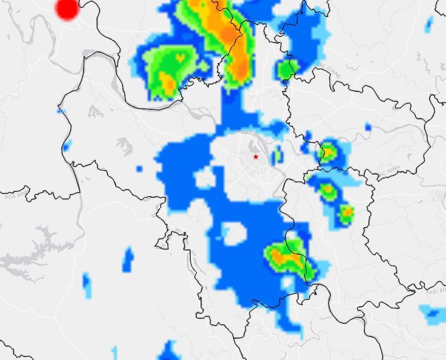 Mưa lớn cục bộ kèm dông, sét tại nội thành Hà Nội giữa trưa 10/8 - Ảnh 1