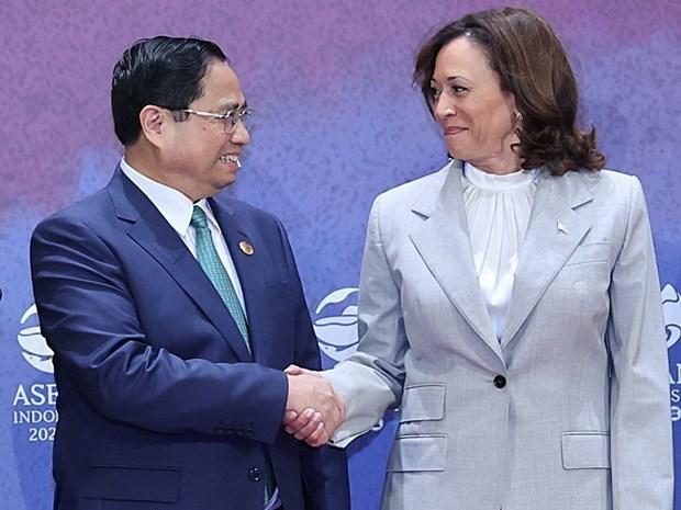 Thủ tướng Phạm Minh Chính và Phó Tổng thống Hoa Kỳ, Kamala Harris gặp gỡ nhân dịp dự Hội nghị Cấp cao ASEAN 43 và các Hội nghị Cấp cao liên quan tại Jakarta, Indonesia. (Ảnh: Dương Giang/TTXVN)  