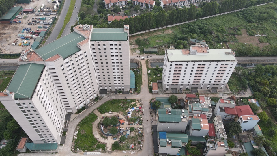 Nhà tái định cư tại phường Trần Phú, quận Hoàng Mai xây dựng xong nhưng bỏ hoang nhiều năm nay. Ảnh: Công Hùng