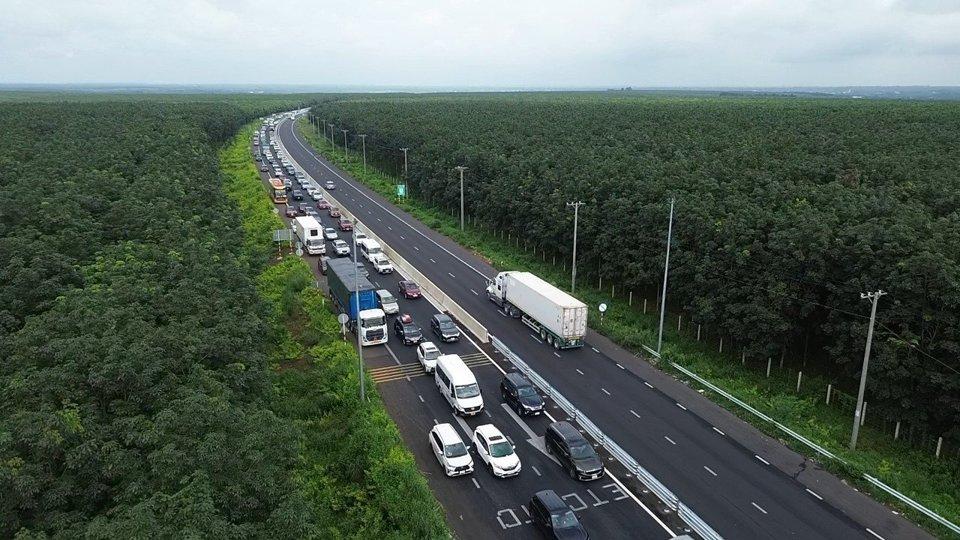 Cao tốc Dầu Giây - Phan Thiết đã đi vào hoạt động. Hàng ngàn ô tô của khách du lịch đổ về hướng tỉnh Bình Thuận, Nha Trang... trong dịp lễ 2/9/2023.