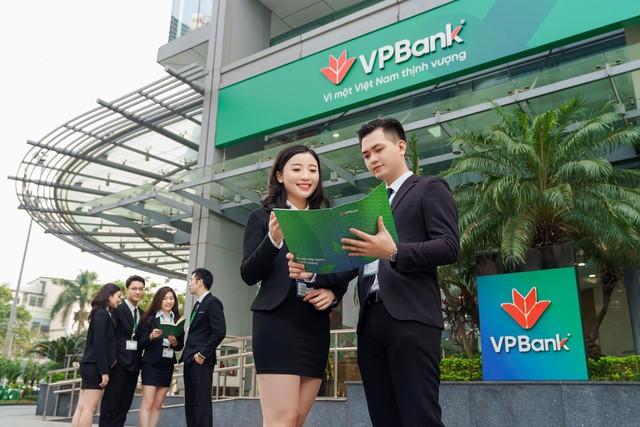 Nhân viên VPBank chuẩn bị nhận tin vui