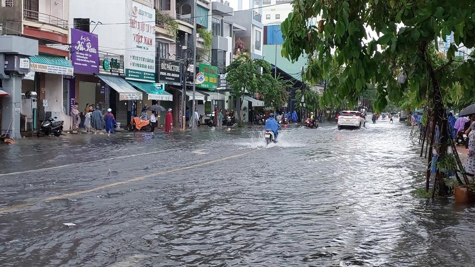 Dự báo trong 3h tới (từ 7h-10h), tại các quận, huyện thuộc TP Đà Nẵng tiếp tục duy trì mưa to đến rất to. Lượng mưa 3 giờ tới phổ biến 50-100mm, có nơi trên 120mm.