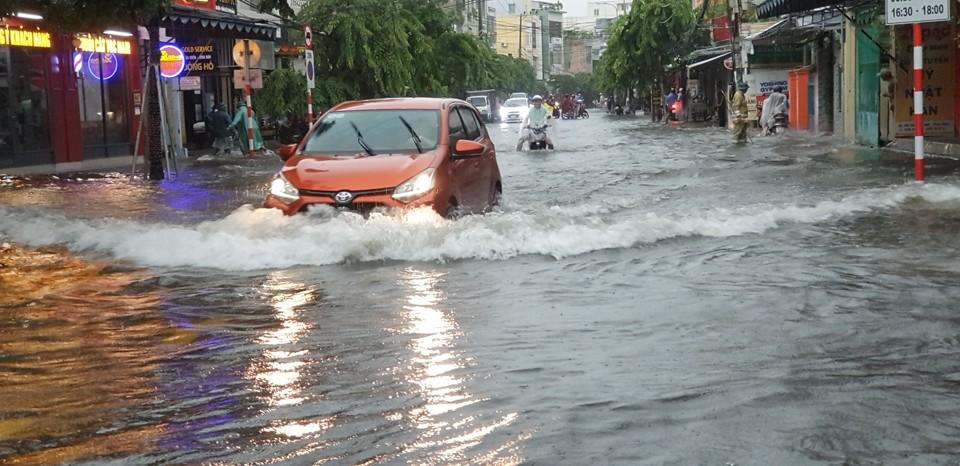 Nhiều tuyến đường có lưu lượng giao thông lớn như Trần Cao Vân (trong ảnh) ngập giờ cao điểm sáng nay nên khiến giao thông khá hỗn loạn.