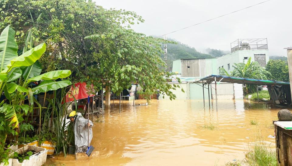 Chợ Thanh Vinh (phường Hòa Khánh Bắc, quận Liên Chiểu, TP Đà Nẵng) bị ngập sâu. Nhiều tiểu thương sáng nay phải di chuyển đồ lên nơi cao ráo để hạn chế thiệt hại về tài sản. Ảnh: Tấn Việt