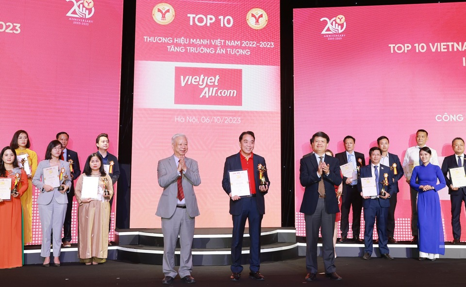 Vietjet được vinh danh “Thương hiệu mạnh – Tăng trưởng Ấn tượng” 2023 - Ảnh 1