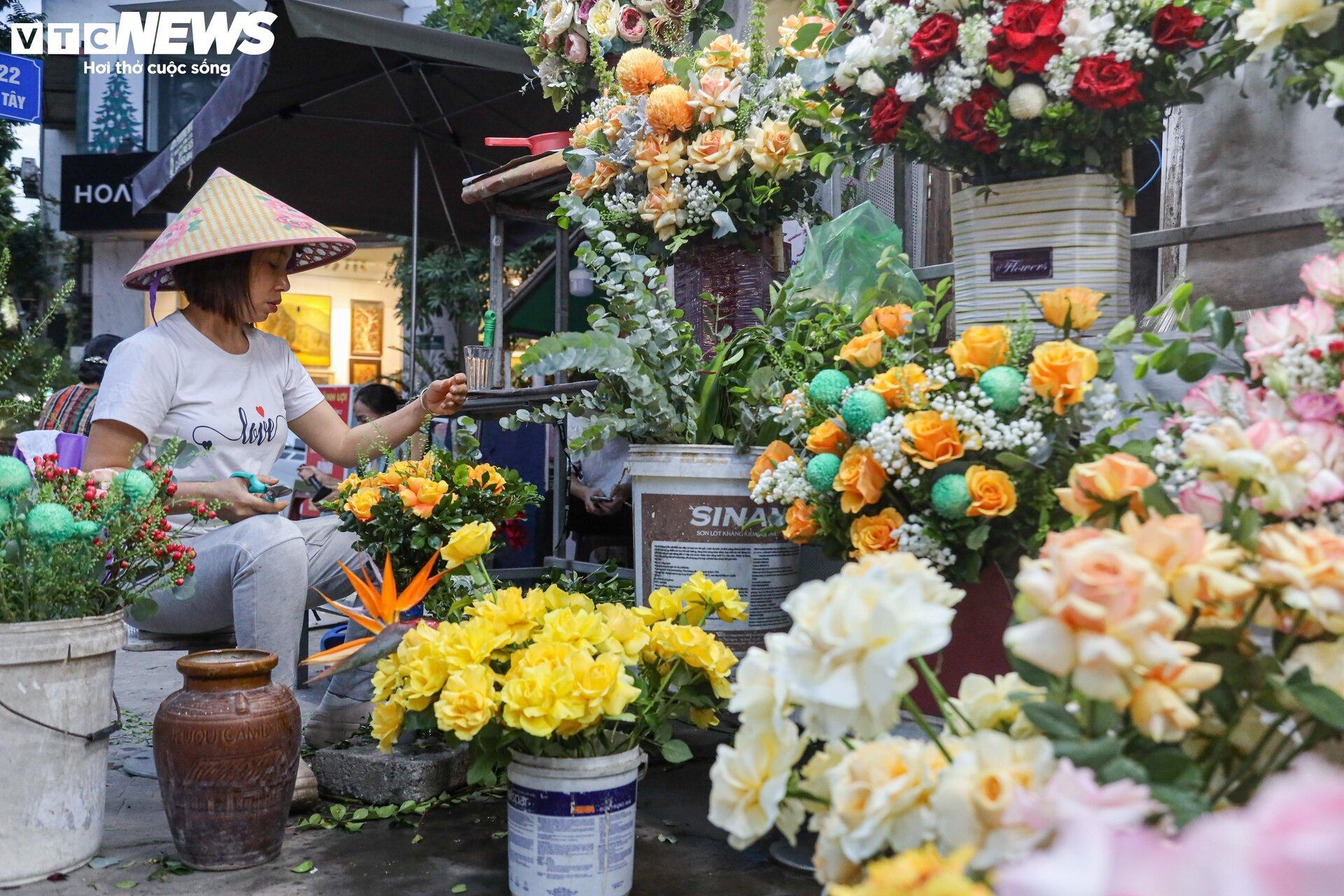 Giá hoa 20/10 giảm nhẹ, người bán không kịp ngơi tay - Ảnh 15.