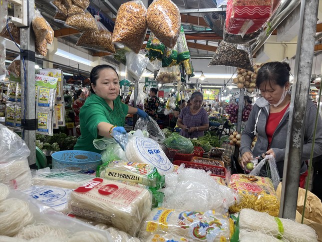 Chợ truyền thống lay lắt bám trụ - Ảnh 1.