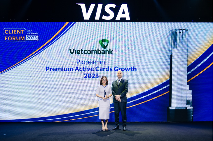 Bà Trần Thị Hạnh – Trưởng phòng Phát triển Sản phẩm Bán lẻ Vietcombank (bên trái) nhận giải thưởng