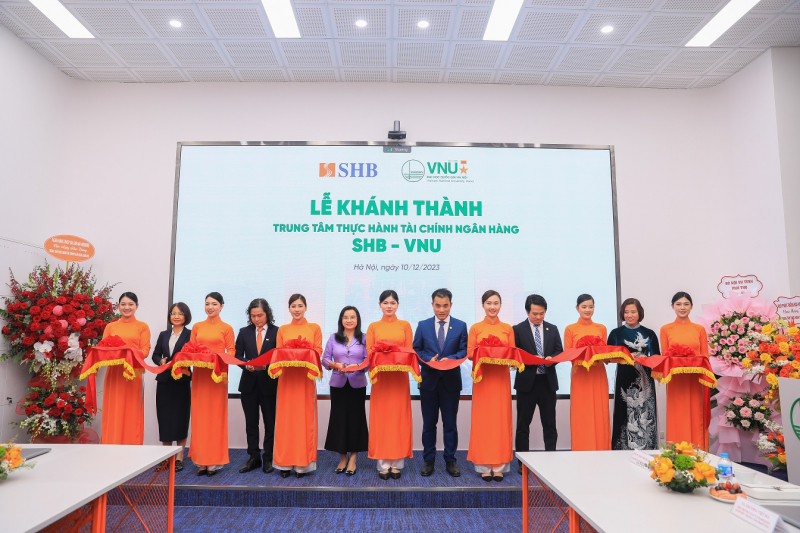 Lãnh đạo SHB và ĐHQG-HN cắt băng khánh thành “Trung tâm thực hành Tài chính Ngân hàng SHB – VNU”