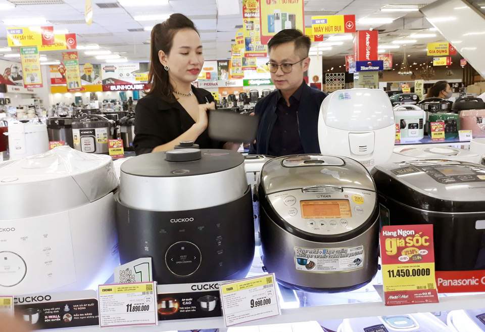 Người tiêu dùng mua hàng hóa tại siêu thị điện máy Media Mart. Ảnh: Hoài Nam