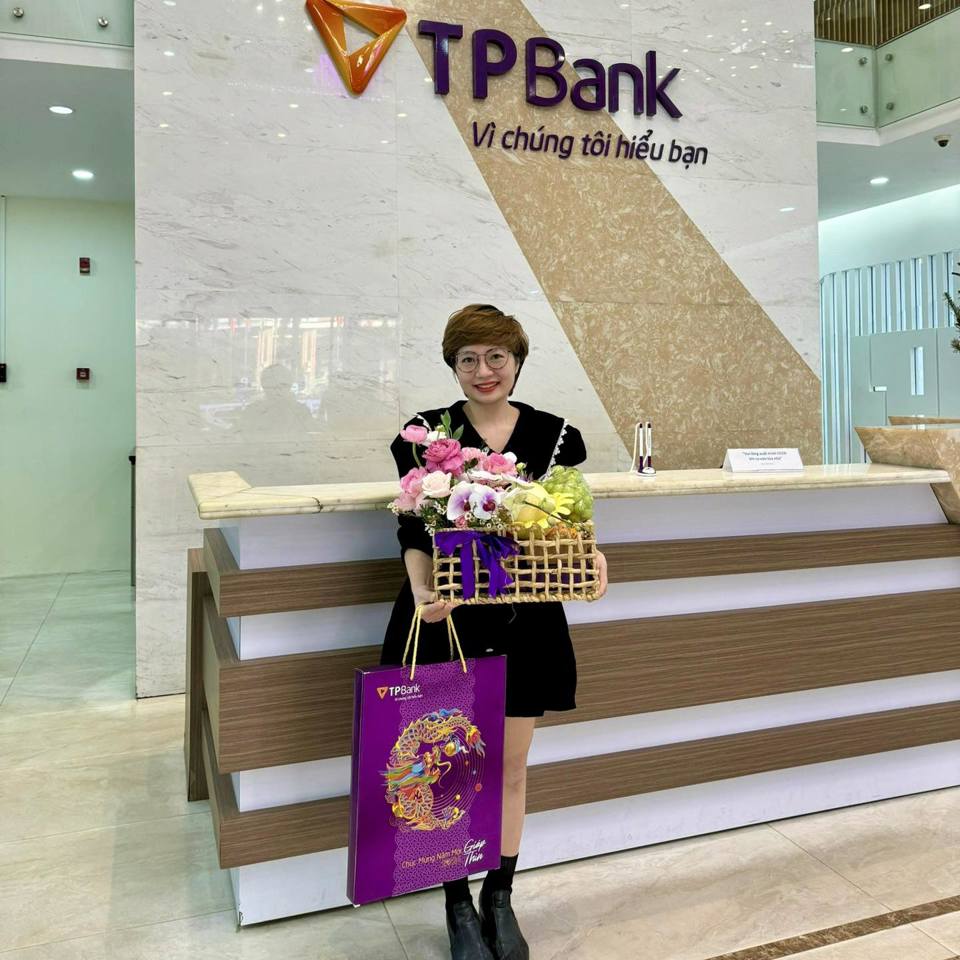 Chị Bùi Kim Thi (Bắc Từ Liêm, Hà Nội) bất ngờ khi mình là khách hàng thứ 12 triệu của TPBank.