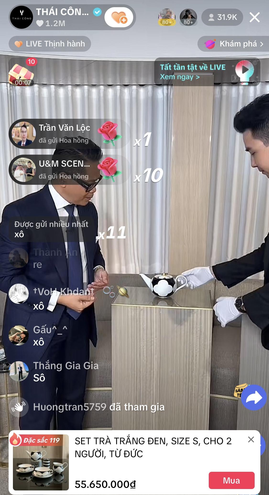 Phiên livestream đầu tiên của NTK triệu đô Thái Công: Lượt người xem cực khủng, phút cuối tung sản phẩm chỉ 99 nghìn đồng, ai cũng mua được! - Ảnh 1.