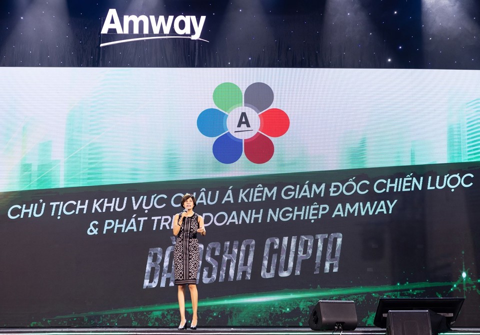 Bà Asha Gutap - Chủ tịch khu vực Châu Á, Giám đốc Chiến lược và phát triển doanh nghiệp Amway chúc mừng Nutrilite kỷ niệm 90 năm