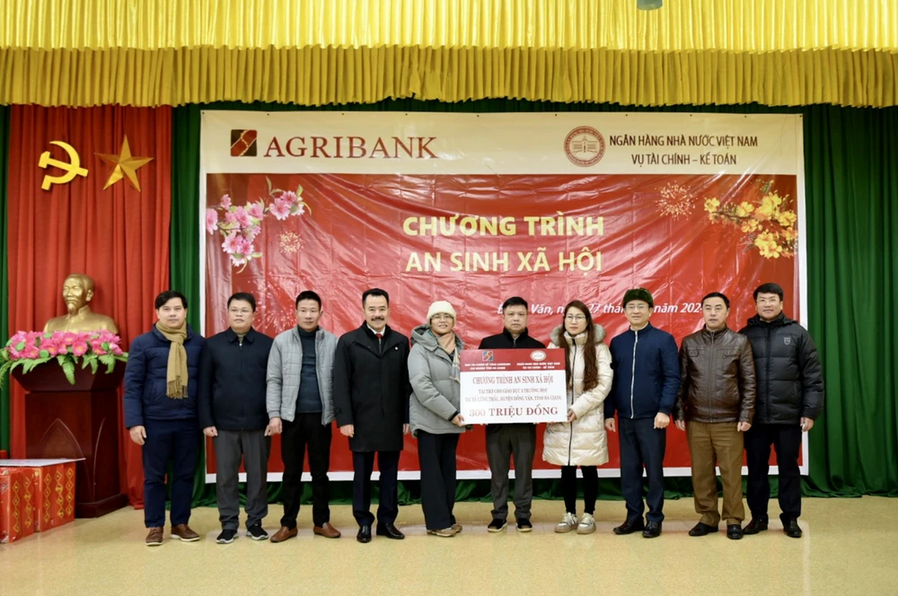 Đoàn công tác Ban Tài chính kế toán Agribank và Vụ Tài chính kế toán - Ngân hàng Nhà nước Việt Nam trao tặng 300 triệu đồng cho Liên trường xã Lũng Thầu. (Ảnh: PV/Vietnam+)