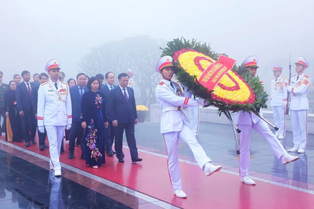 Lãnh đạo TP vào Lăng viếng Chủ tịch Hồ Chí Minh