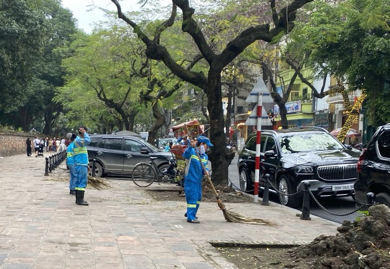 Cùng với việc đảm bảo vệ sinh môi trường, Chi nhánh Đống Đa sẽ tổ chức dọn dẹp đảm bảo vệ sinh môi trường quanh các điểm di tích lịch sử, khu vực thu hút đông đảo Nhân dân và du khách trong dịp Tết Nguyên đán.