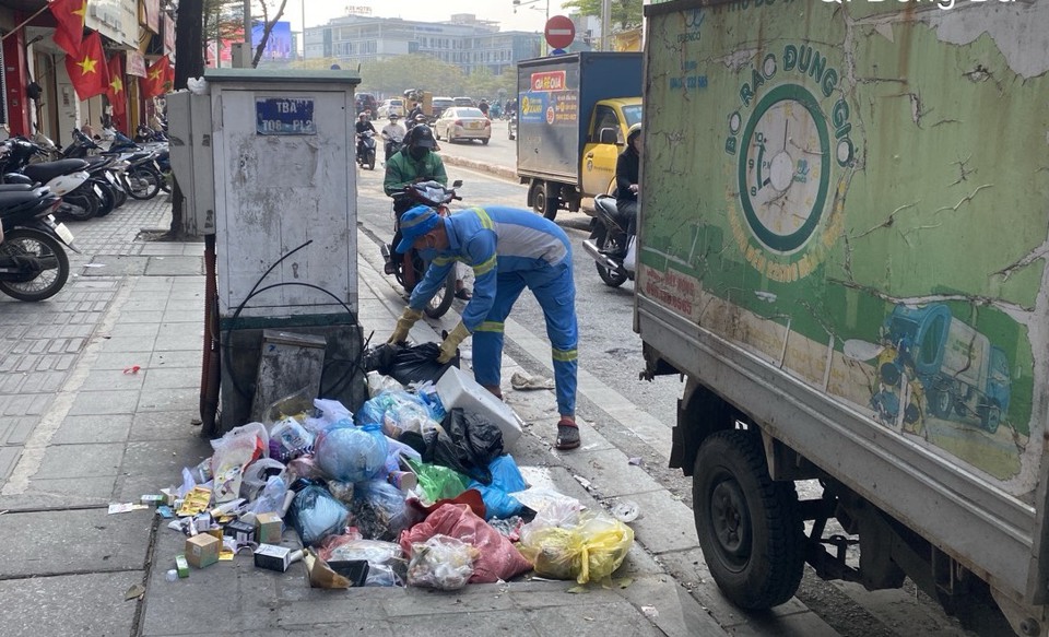 Chi nhánh Đống Đa phấn đấu không để rác thải tồn đọng qua ngày.