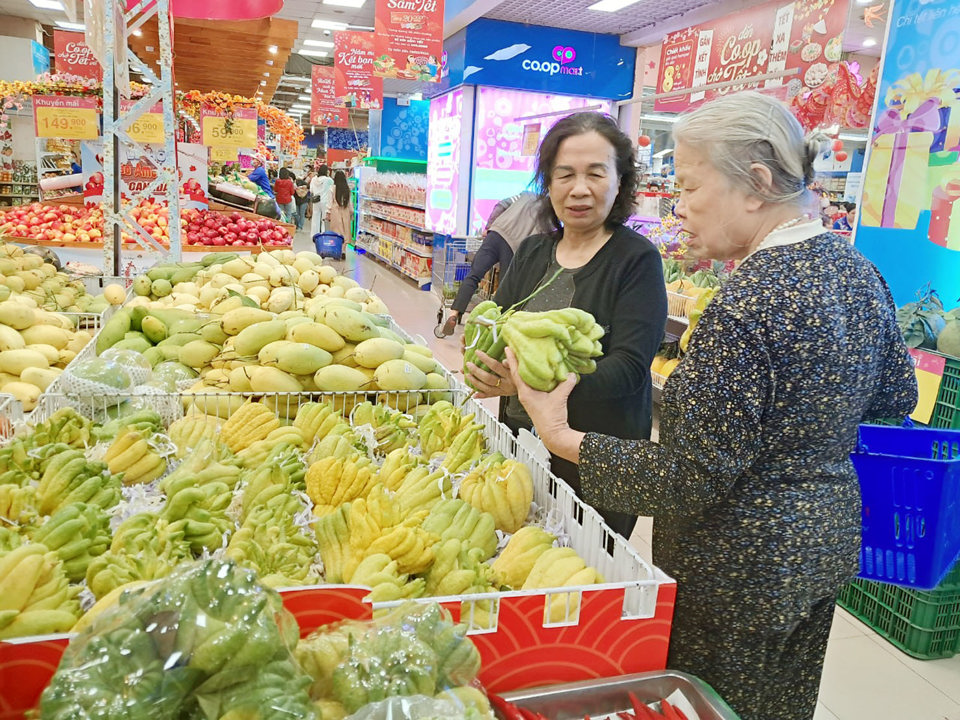 Người tiêu dùng mua hàng hóa tại siêu thị Co.op Mart Hà Đông. Ảnh: Hoài Nam