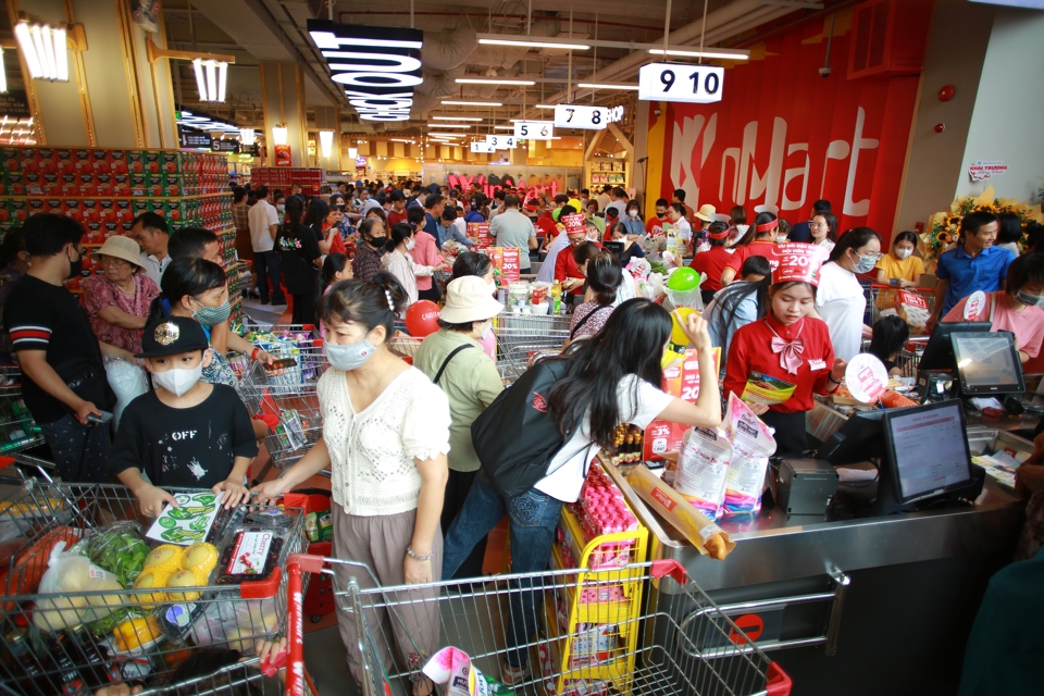 Người tiêu dùng mua hàng hóa tại siêu thị Winmart . 