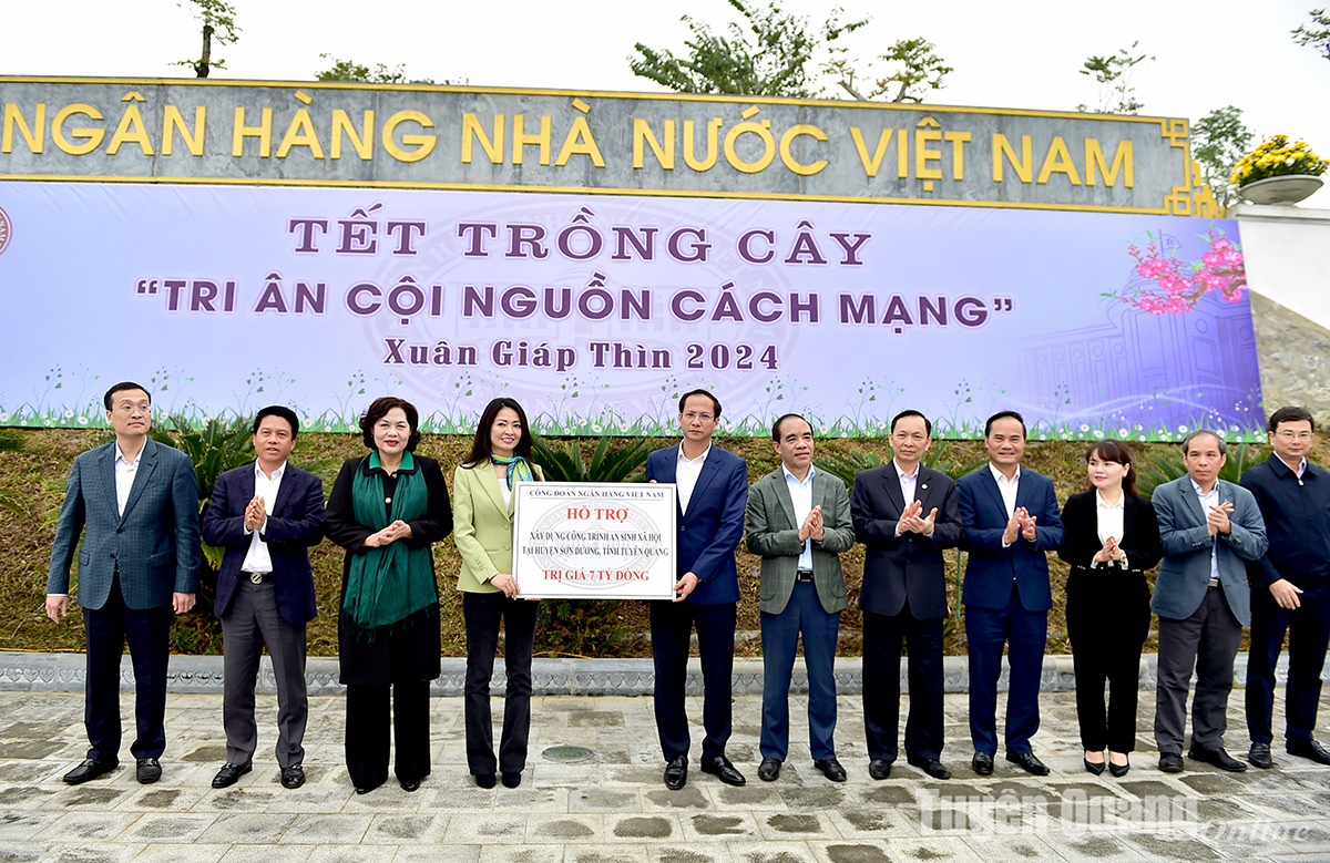 Ngân hàng Nhà nước Việt Nam tổ chức chương trình Tết trồng cây tại Khu di  tích lịch sử ngành Ngân hàng