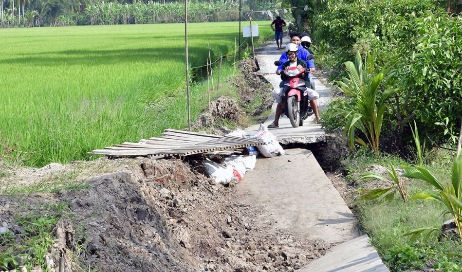 Hàng chục km đường giao thông nông thôn bị sụp lún hư hỏng (Hoàng Nam).