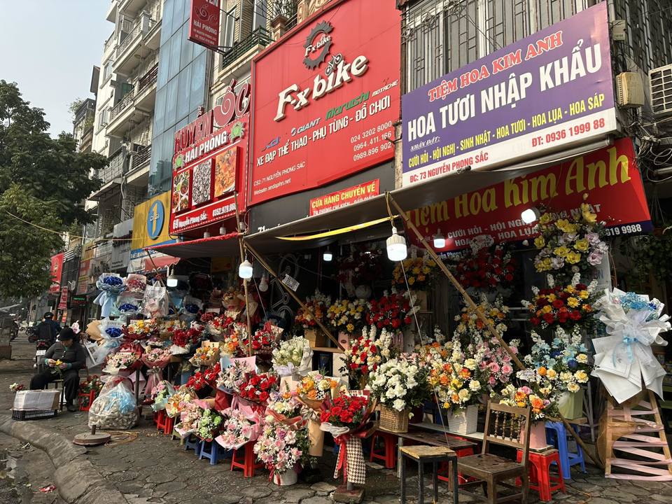 Một cửa hàng hoa tươi trên đường Nguyễn Phong Sắc (Cầu Giấy, Hà Nội). Ảnh: Thảo Nguyên 