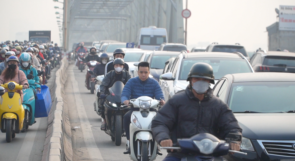 Người dân thường xe máy vào làn ô tô và ngược lại và giờ cao điểm với lý do sợ đến cơ quan, trường học muộn giờ, dẫn đến hiện tượng ùn ứ trên các cây cầu vào nội đô, đặc biệt vào giờ cao điểm. 