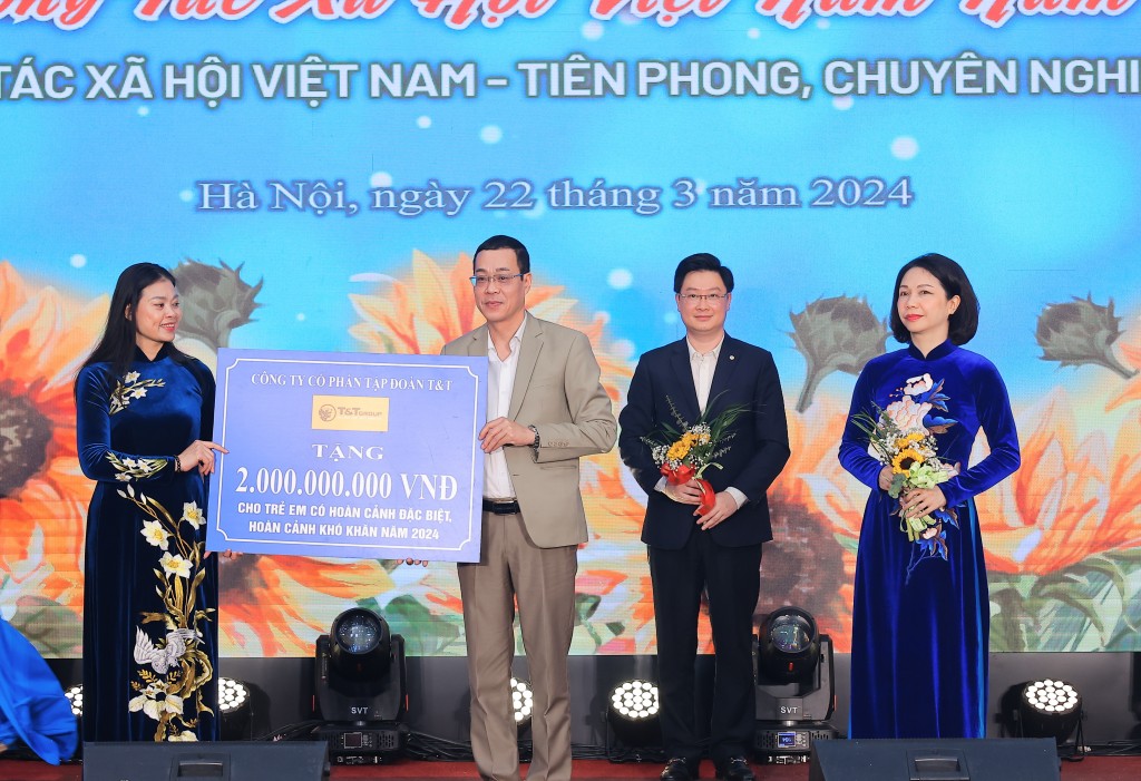 Đại diện Tập đoàn T&T Group trao ủng hộ Trung tâm Công tác xã hội và Quỹ Bảo trợ trẻ em TP Hà Nội 2 tỷ đồng