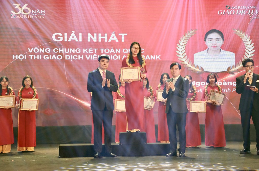 Thí sinh đạt Giải Nhất Hội thi Giao dịch viên giỏi trong hệ thống Agribank